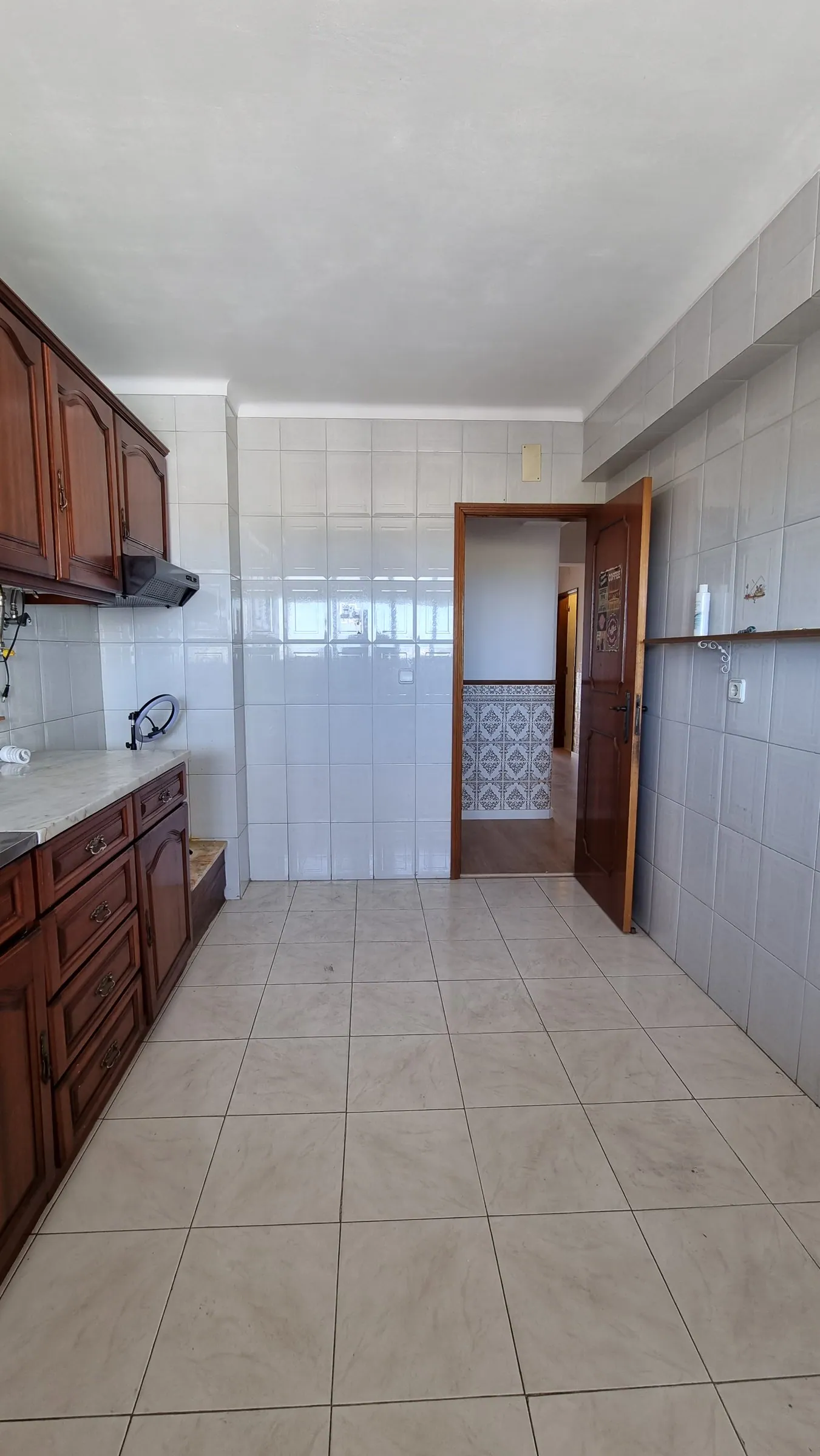 Antes da obra: a cozinha com azulejo branco até ao teto.