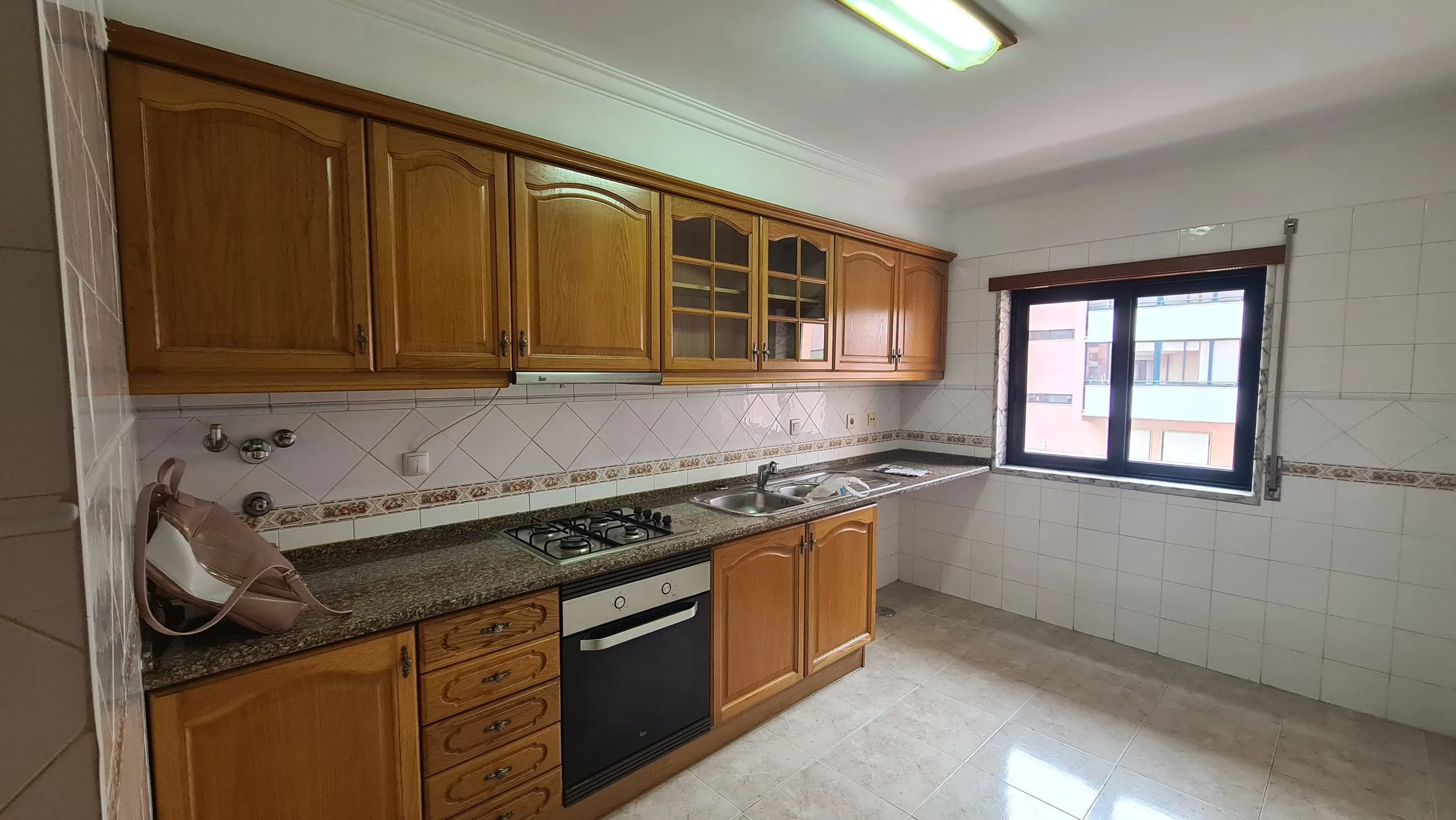 A cozinha antiga vista da janela.