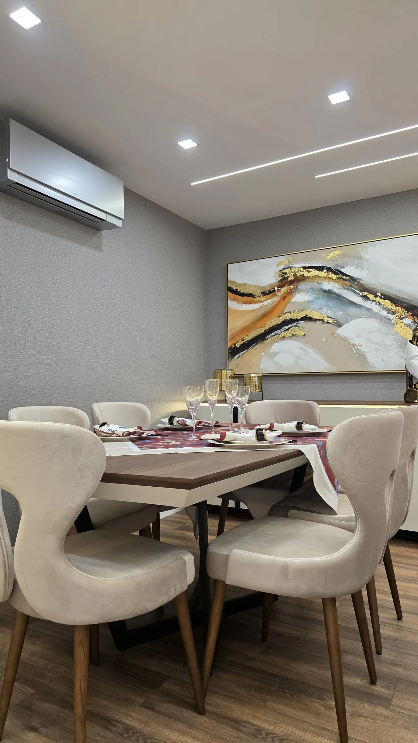 A mesa de jantar.
