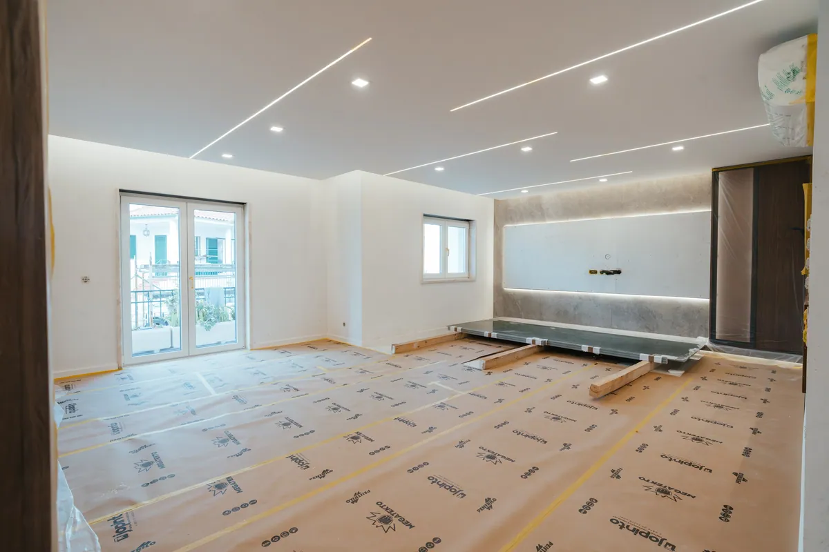 Sala da moradia em obra.