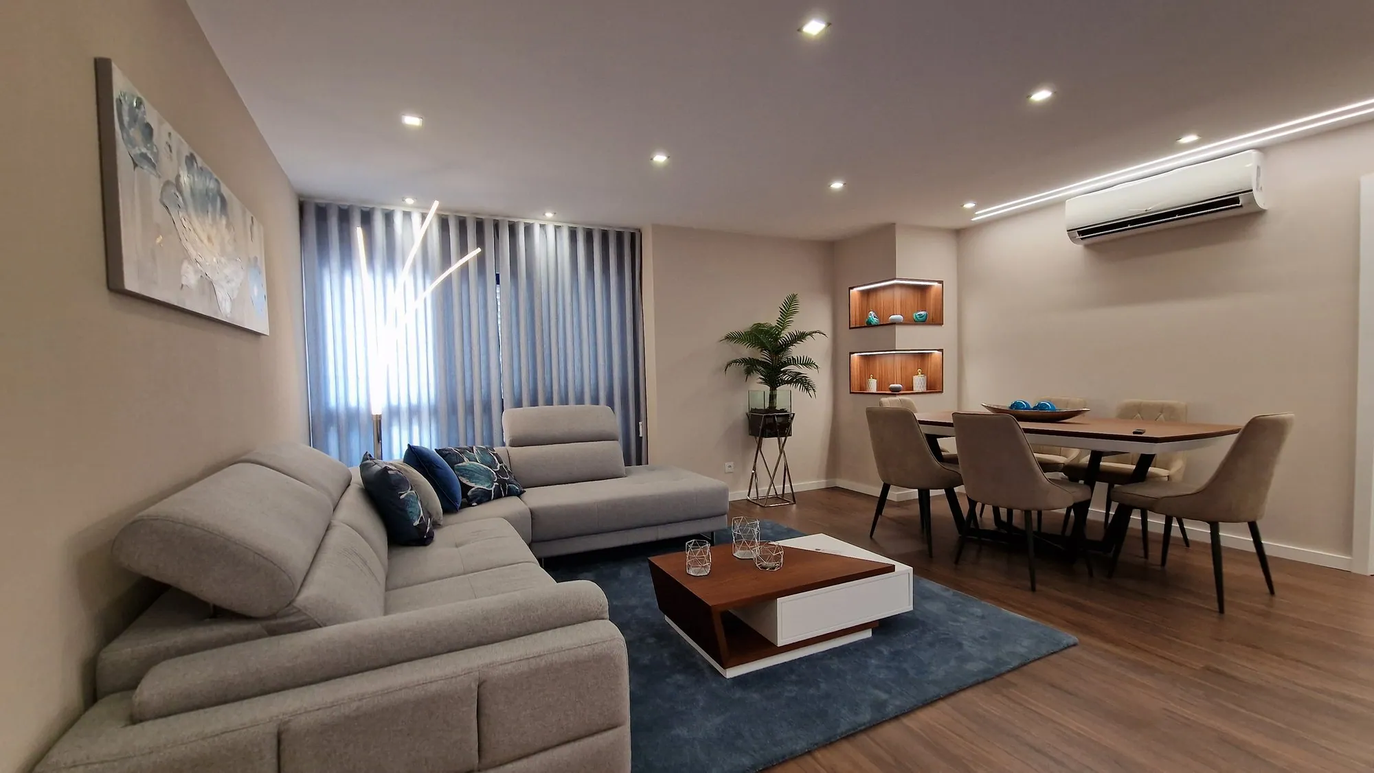 A sala com o sofá cinzento.