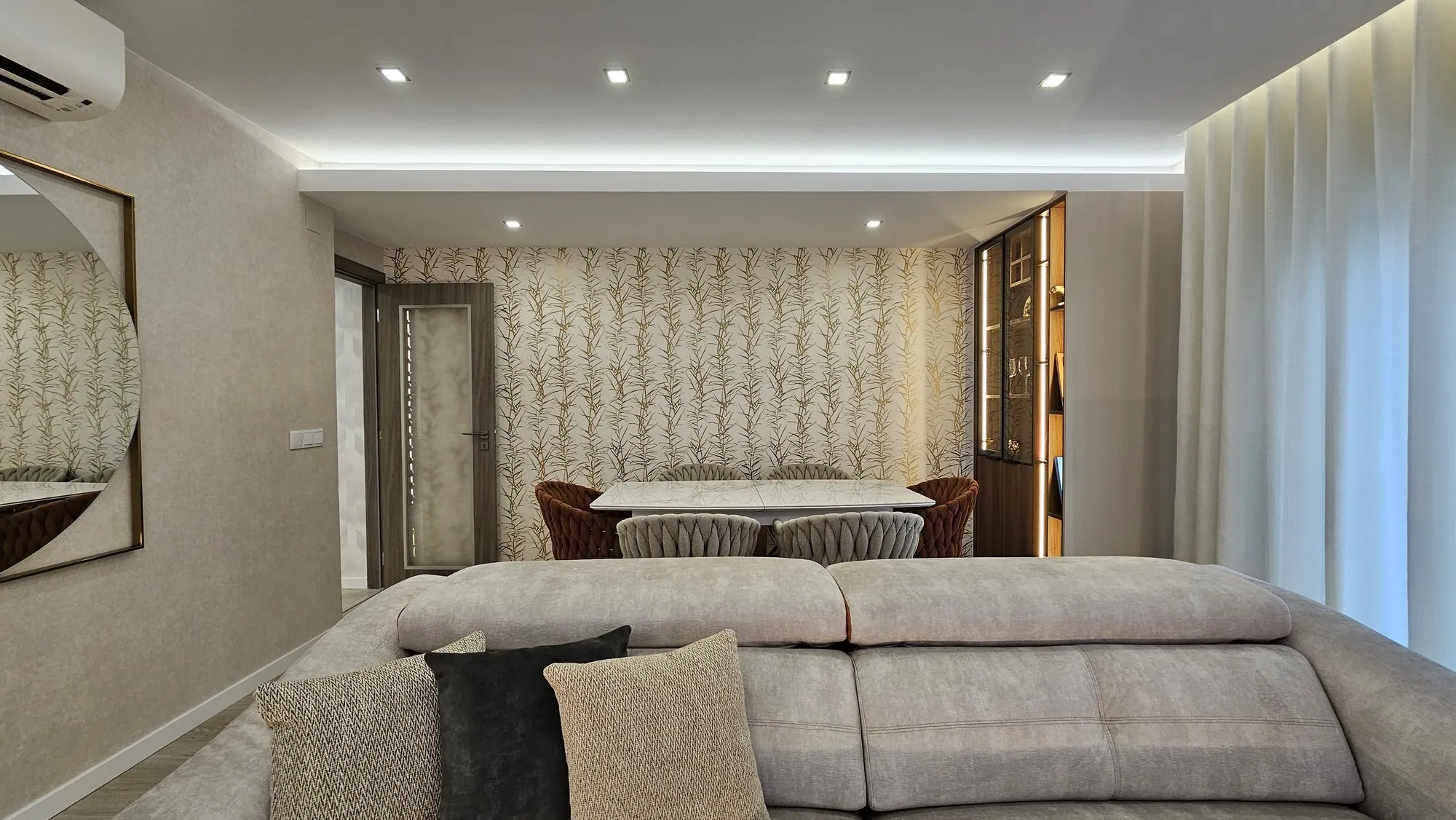 A sala com o sofá claro.