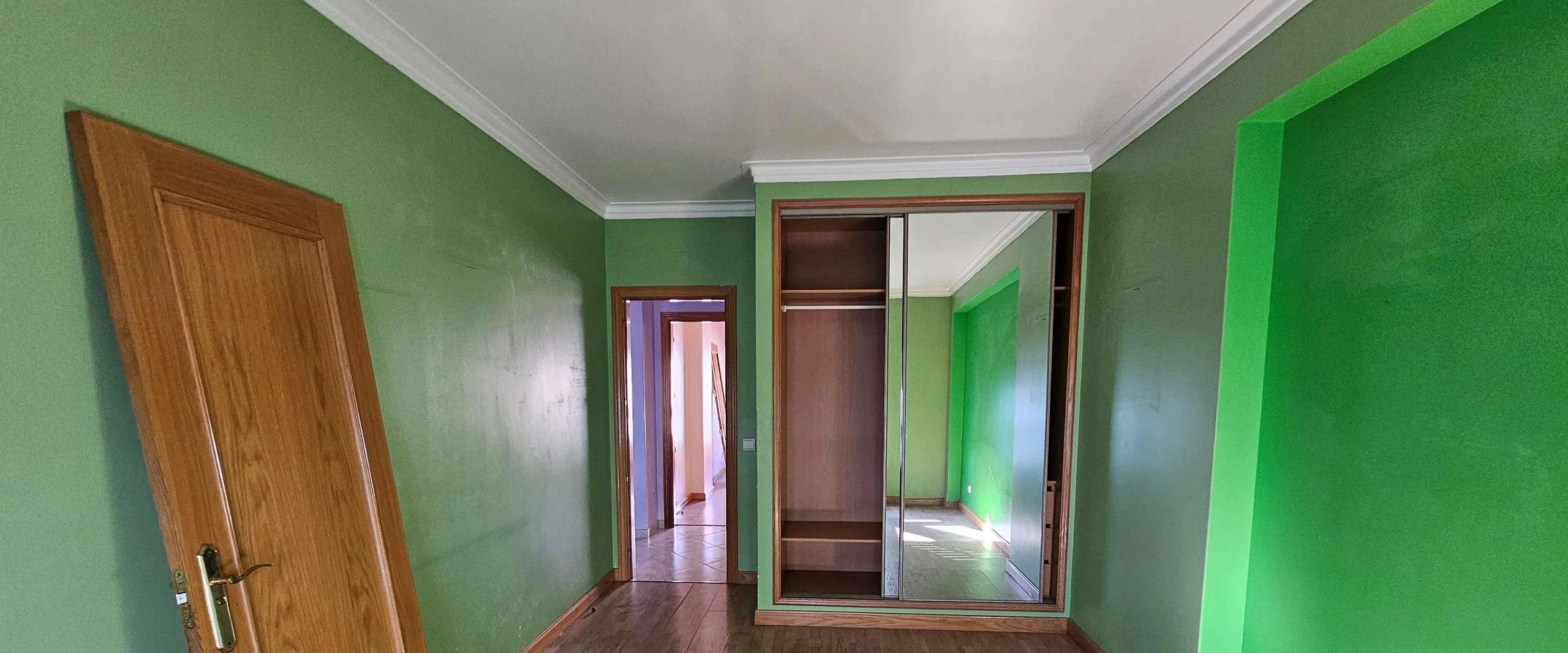 O escritório antes da obra, com paredes verdes.